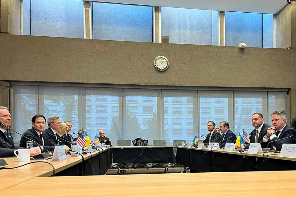 На берегу Женевского озера за закрытыми дверями сошлись делегации Украины под руководством едва не отправленного в отставку Ермака и представителей США в лице Рубио, Уиткоффа и Дрисколла.