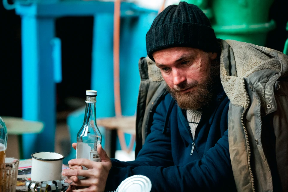 Александра Петрова с пластическим гримом и не узнать в роли бомжа Компота. Фото: Кадр из сериала «Камбэк», 2025