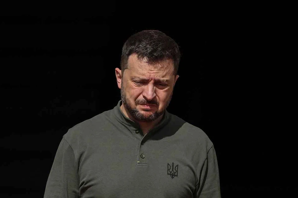 Зеленский оказался между двух огней