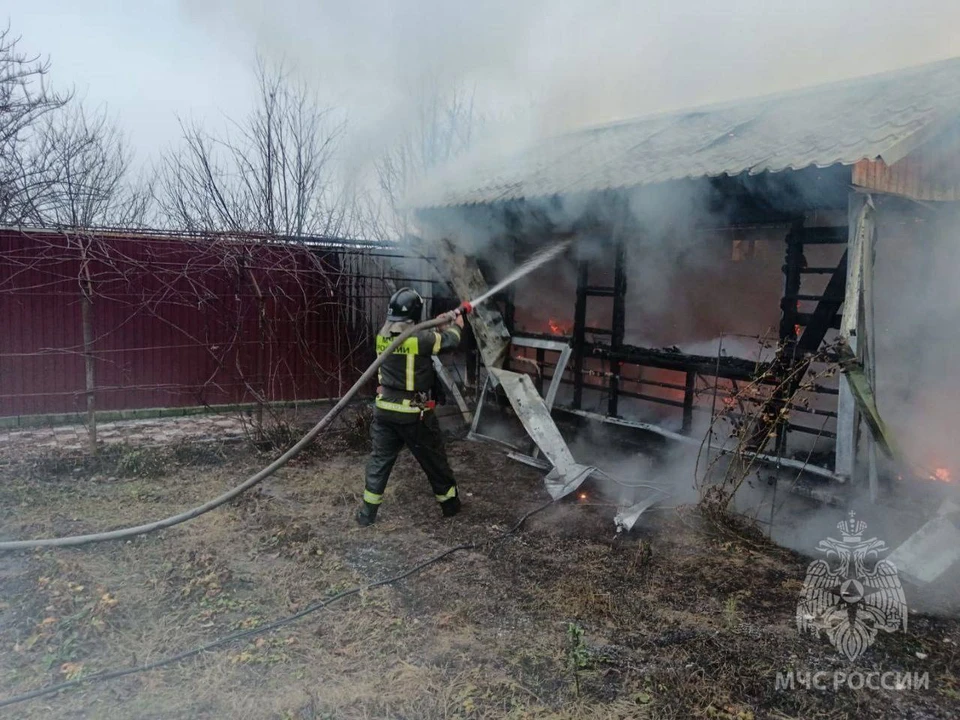 Огонь полностью уничтожил сгораемые конструкции строения и находившуюся внутри мебель.