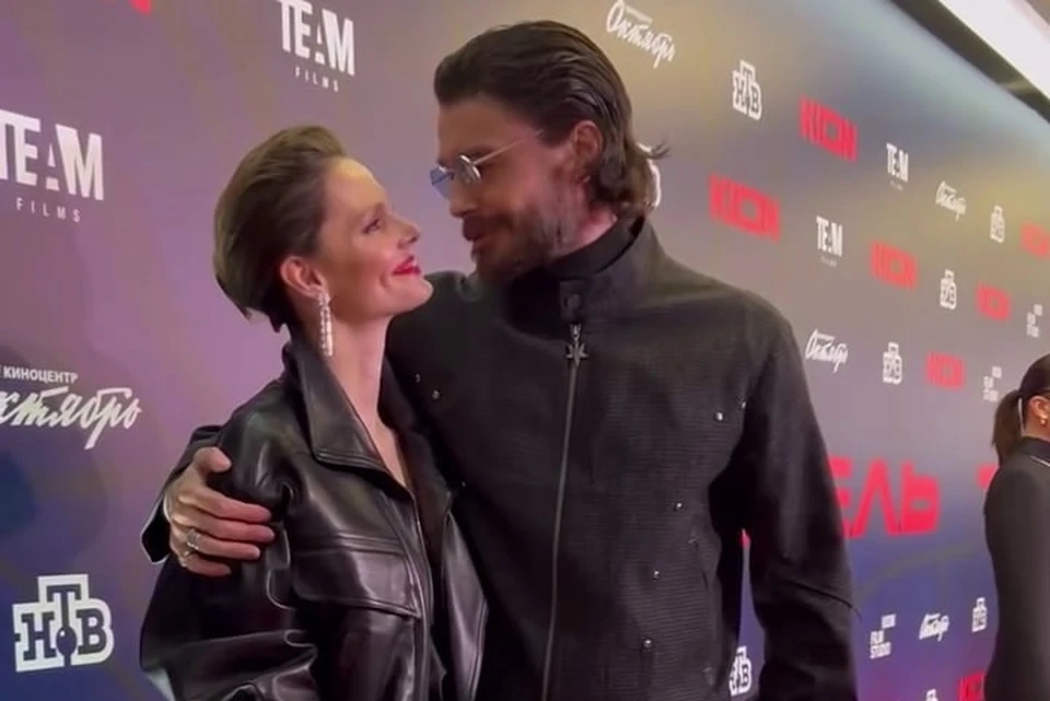 Пара мило обнималась на красной дорожке. Фото: скриншот видео из соцсетей KION