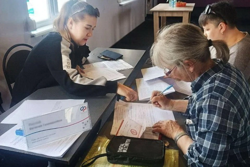 Если пожилой человек не захочет пользоваться электронным документом с QR-кодом, то он может получить пластиковое свидетельство пенсионера в клиентской службе СФР. Фото: ОСФР по ДНР