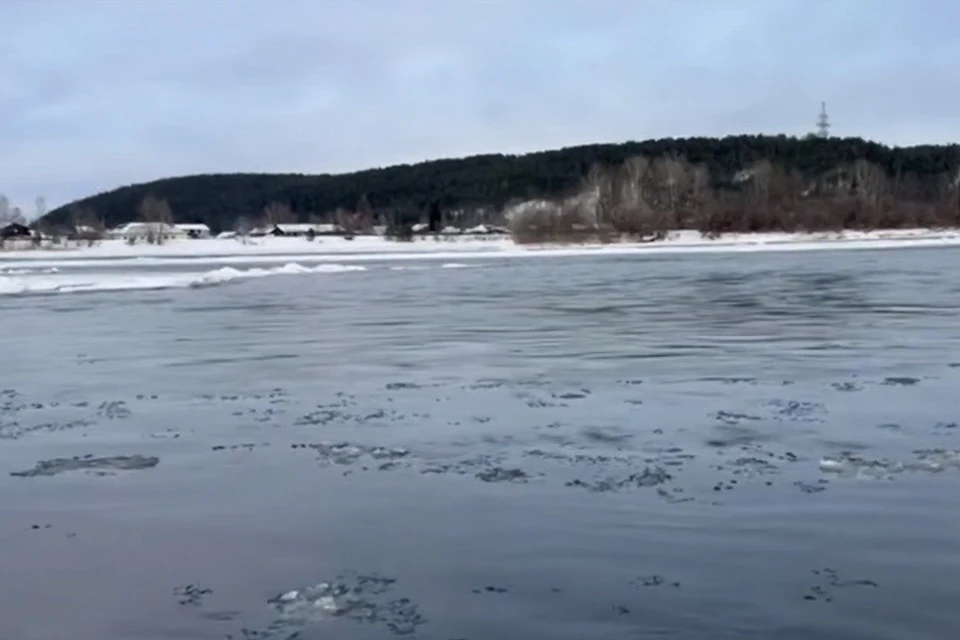 Из-за теплой погоды лед подтаял, поэтому мужчина оказался в страшной ловушке.