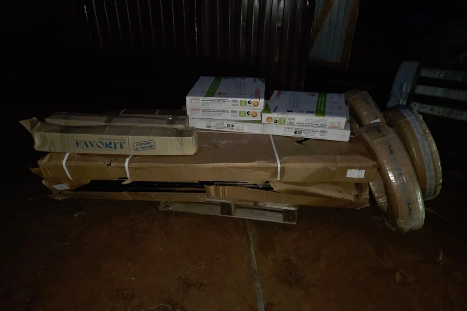 Задержанный вынес из строящегося дома входные двери, бетономешалку, строительную тачку, радиаторы отопления