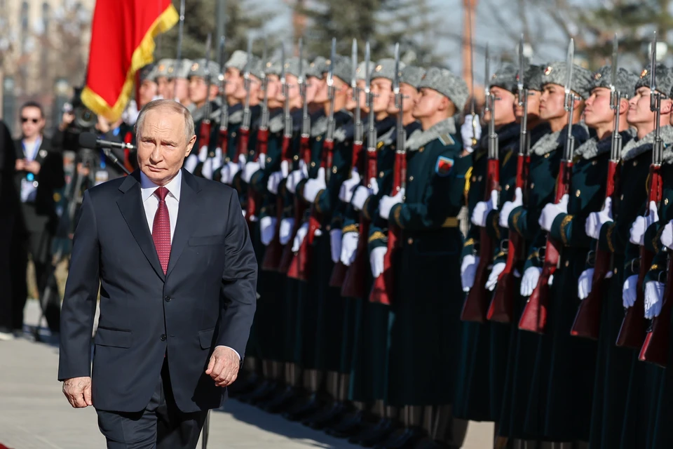 Президент РФ Владимир Путин во время церемонии официальной встречи с президентом Киргизии Садыром Жапаровым в правительственной резиденции "Ынтымак Ордо". Фото: Александр Казаков/пресс-служба президента РФ/ТАСС