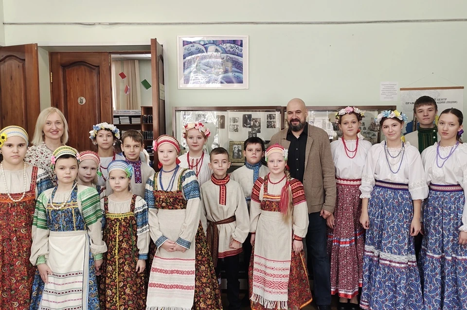 Депутат Андрей Зайцев и детский хоровой коллектив «Напев» поздравили женщин с Днем матери. Фото: Наталья РУДЕВСКАЯ