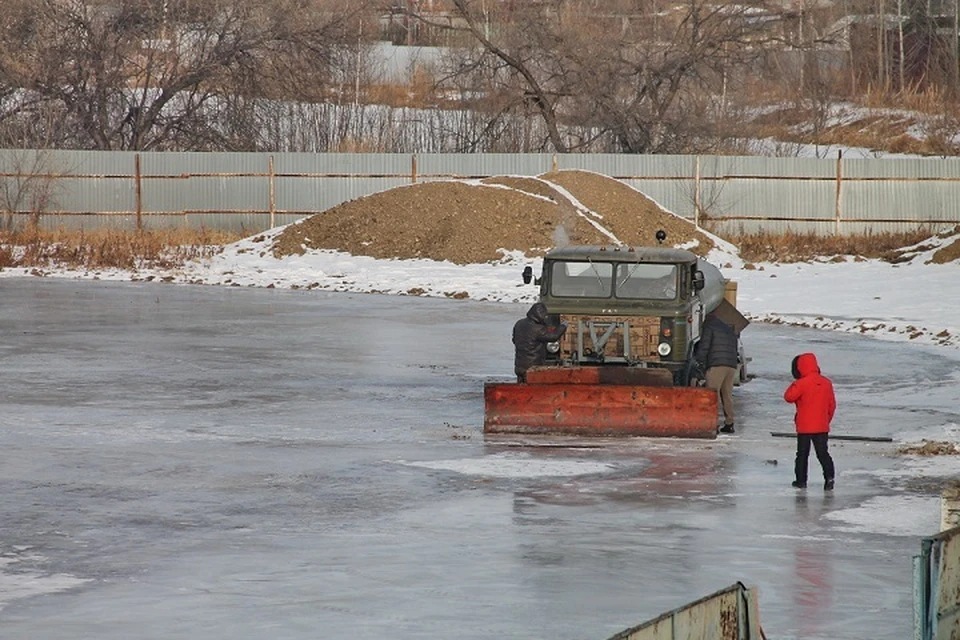 Идет заливка катка