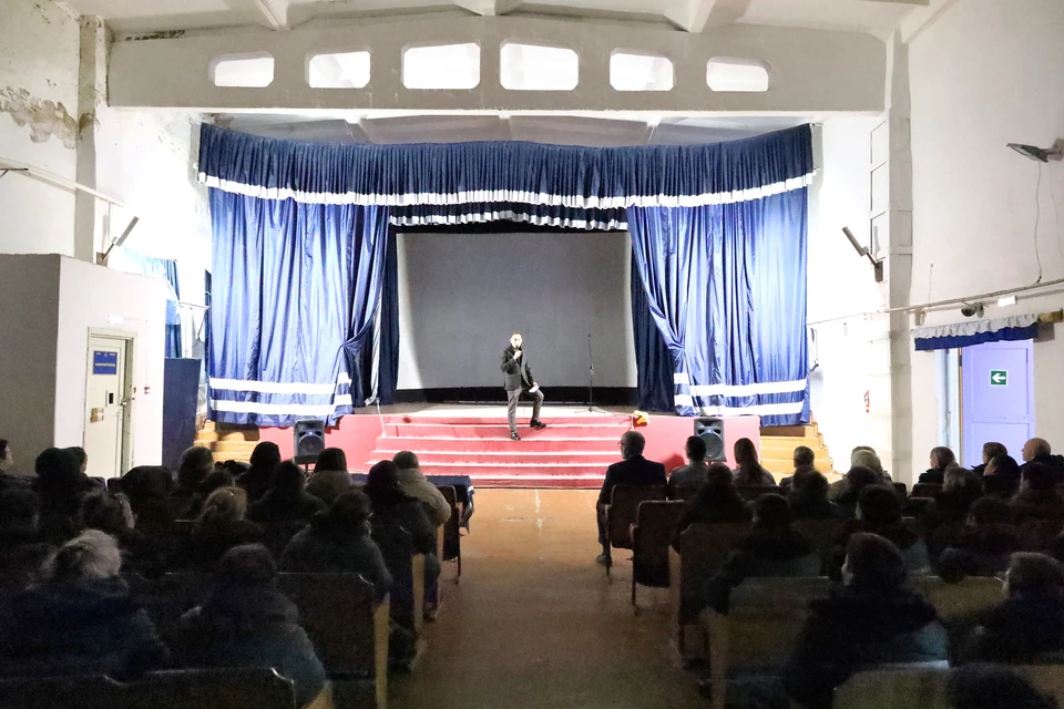 Все представление в зале были и слезы, и смех, и светлая радость в глазах женщин. Фото: Владимир Ивонин.