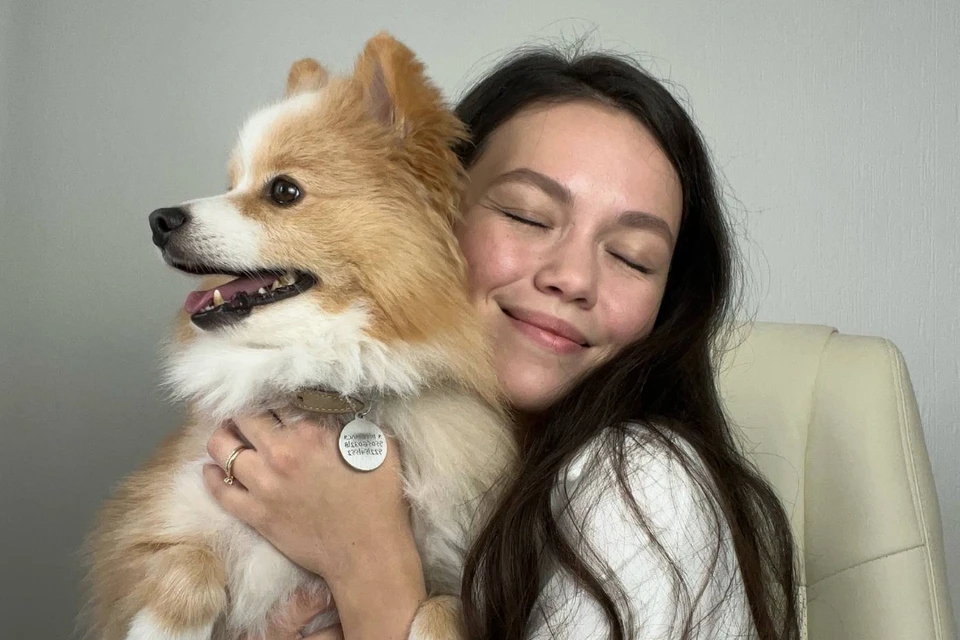 Учительница из Петербурга сняла шуточный ролик про ежедневные полеты в Москву на работу. Фото: Полина Кузнецова