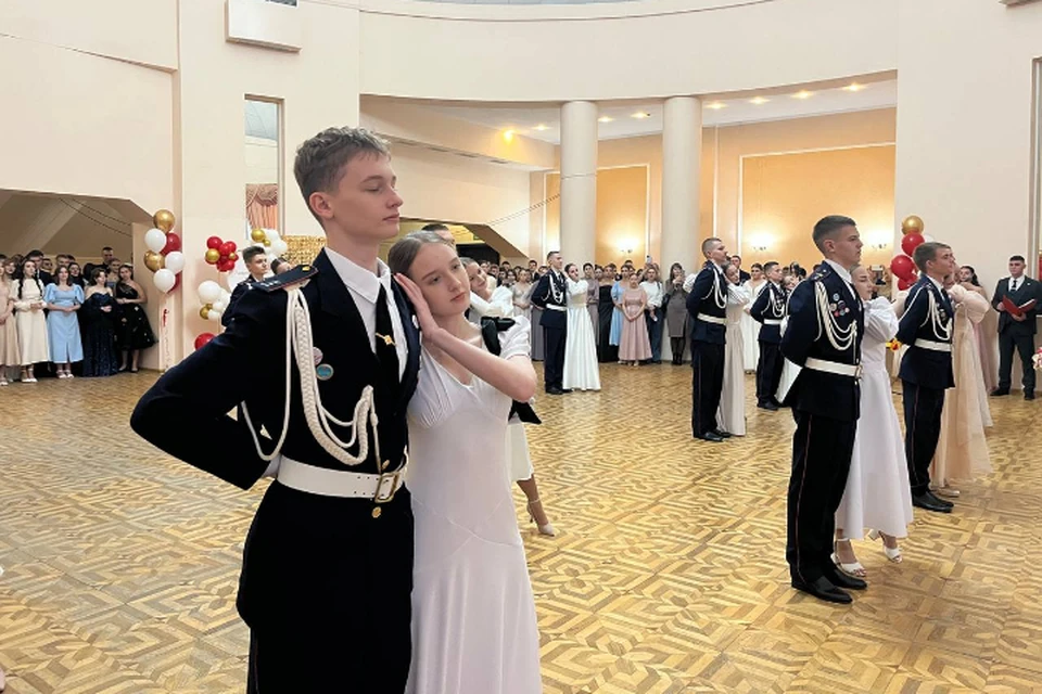 Бал лицеистов в Луганске проводят каждый год