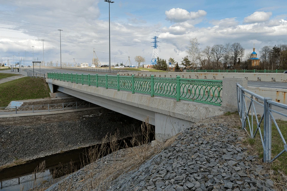 В Пушкинском районе мост через реку Кузьминка получит имя Гавриила Державина. Фото: «Мостотрест»