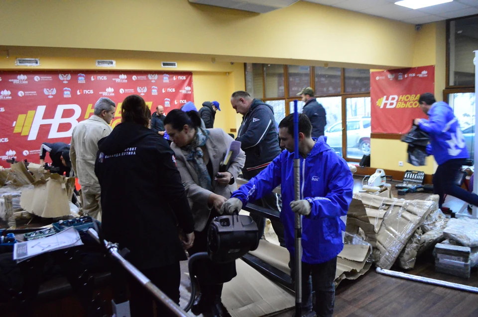 Единороссы дружно установили адаптивные тренажеры в зале «Новая высота»