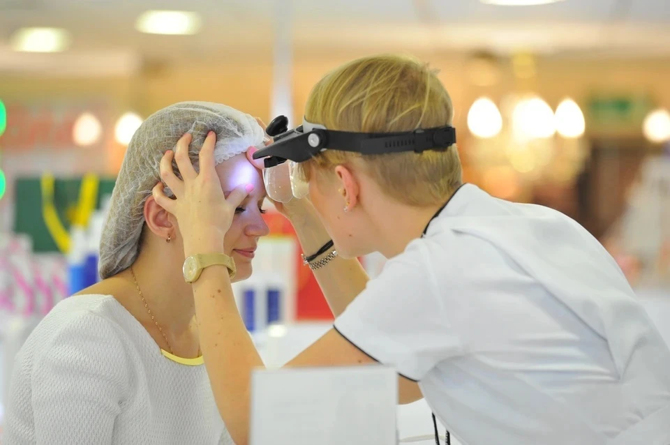 Врач развенчала мифы о родинках и бородавках