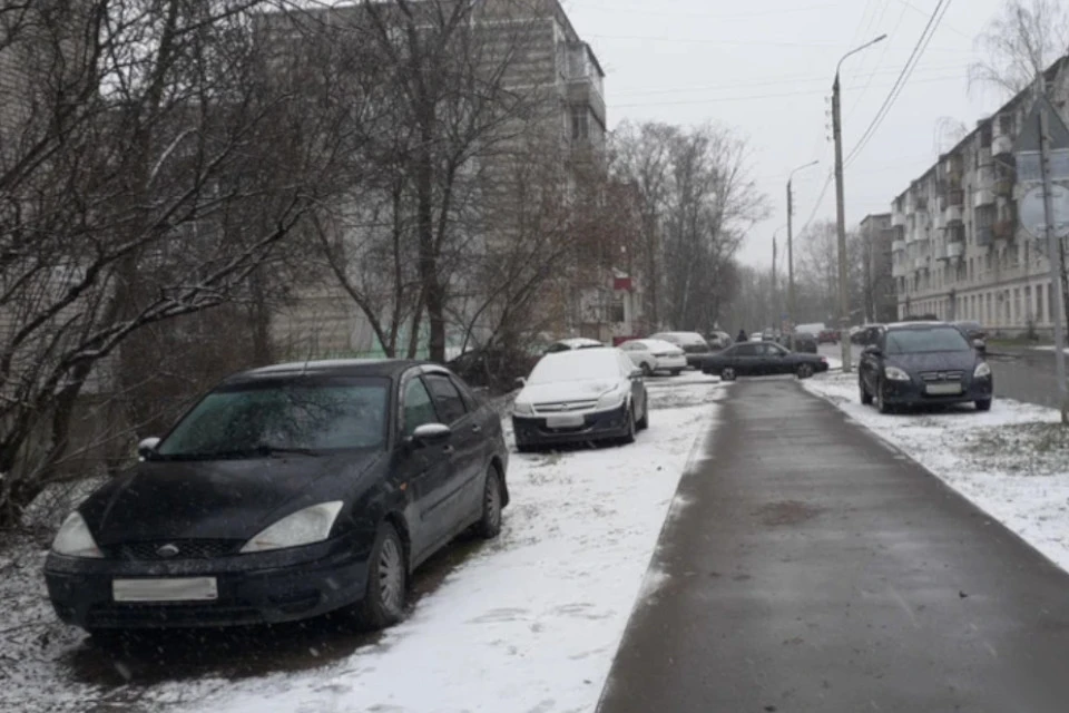 Парковка на газонах - одно из нарушений, которые будет фиксировать автоматический комплекс.