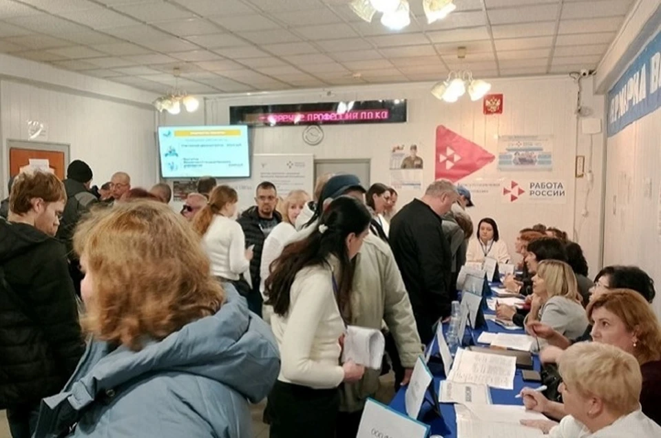 Мероприятие объединило соискателей, работодателей и представителей социальных служб. Фото: Администрация Мариуполя