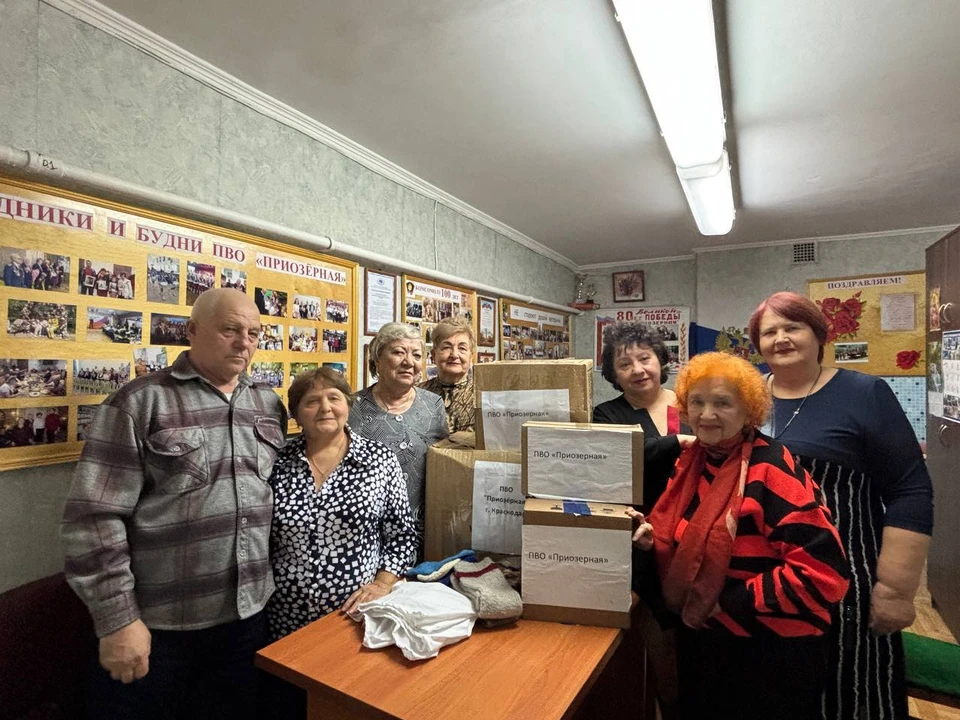 Краснодарские пенсионеры сплотились и помогают зоне СВО - собирают гуманитарку, вяжут носки, плетут масксети. Очередную партию готовят отправить на передовую