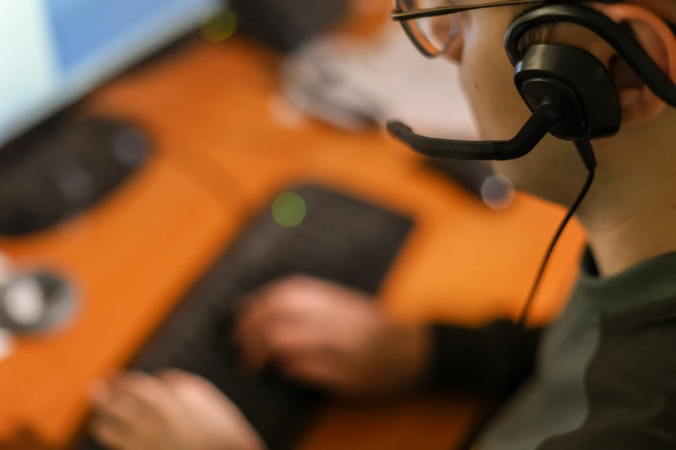 В этот момент диалог с мошенником начал настоящий полицейский.