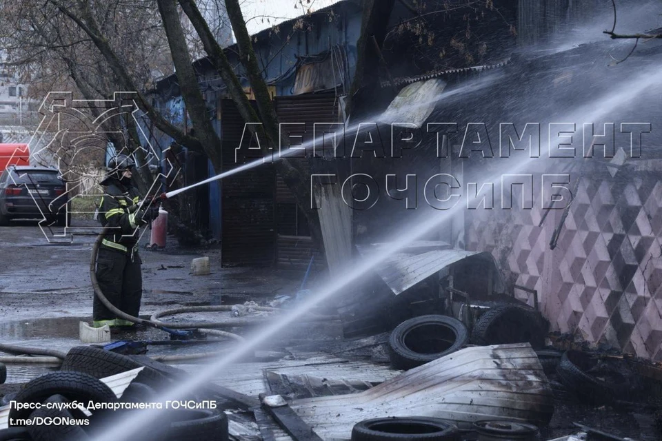 Огнеборцы потушили пожар в здании автосервиса на севере Москвы. Фото: пресс-служба Департамента ГОЧСиПБ Москвы