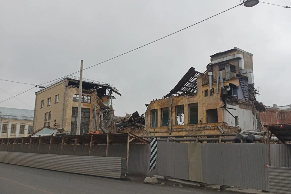 Градозащитники сообщили о возобновлении сноса фабрики-кухни ЛСПО в Петербурге. Фото: t.me/sos_spb_snos