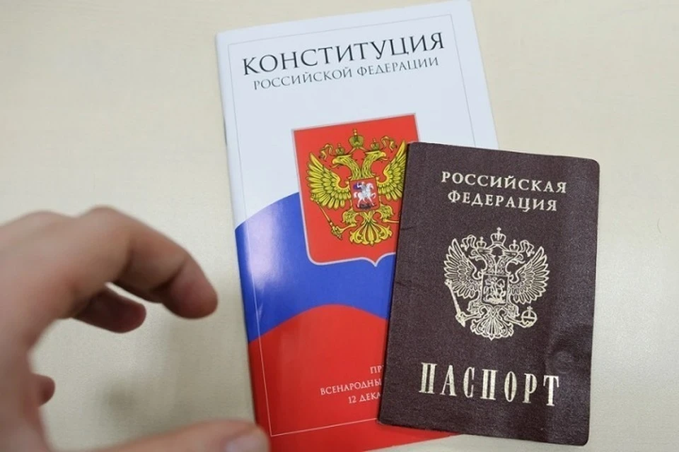 Жители Красноармейска начали получать российские паспорта (архивное фото)