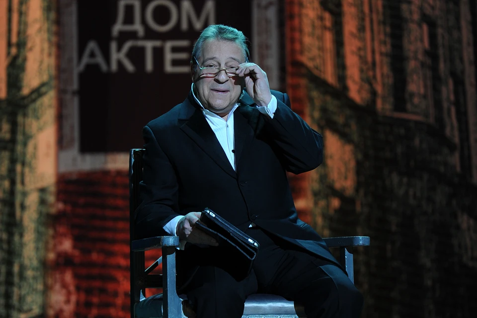 Геннадий Викторович давно покинул эстраду в пользу большой сцены. Но анализировать действительность при помощи иронии, подчас горькой, не перестал.