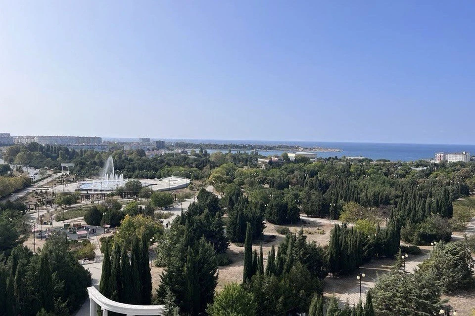 Обломки воздушной цели упали в парке Победы. Фото: Архив "КП"