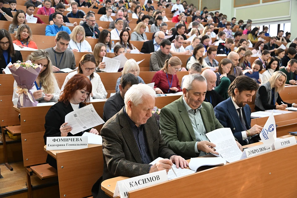 На главной площадке диктант писали и первые лица отечественной географии (в первом ряду слева направо): первый вице-президент РГО Николай Касимов, декан географического факультета МГУ Сергей Добролюбов и первый заместитель исполнительного директора РГО Илья Гуров.