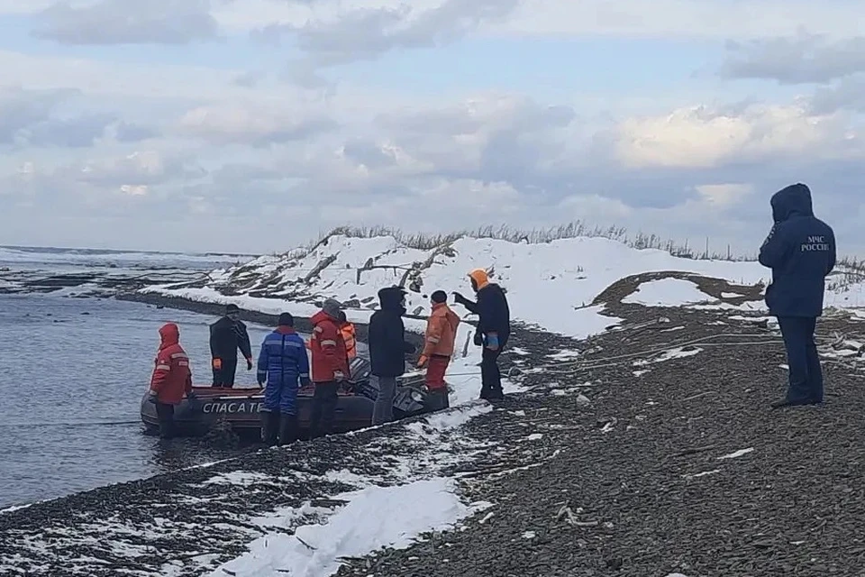Всех моряков успешно эвакуировали на берег. Фото: правительство Сахалинской области.