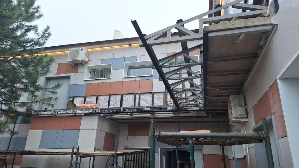 Архангельцы благоустраивают детский реабилитационный центр в поселке Мирное. Фото - администрация Мелитополя