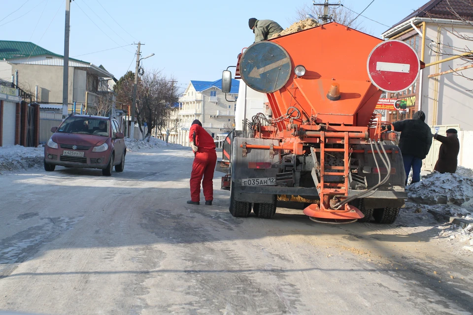 Дороги Ульяновска ночью обработали 16 тоннами песка с солью