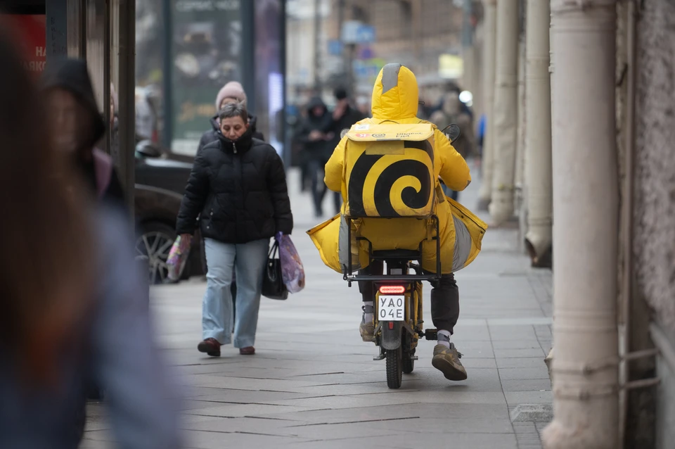 Спрос на курьеров в Петербурге особенно высок, работодатели готовы предложить им до 215 тысяч рублей.