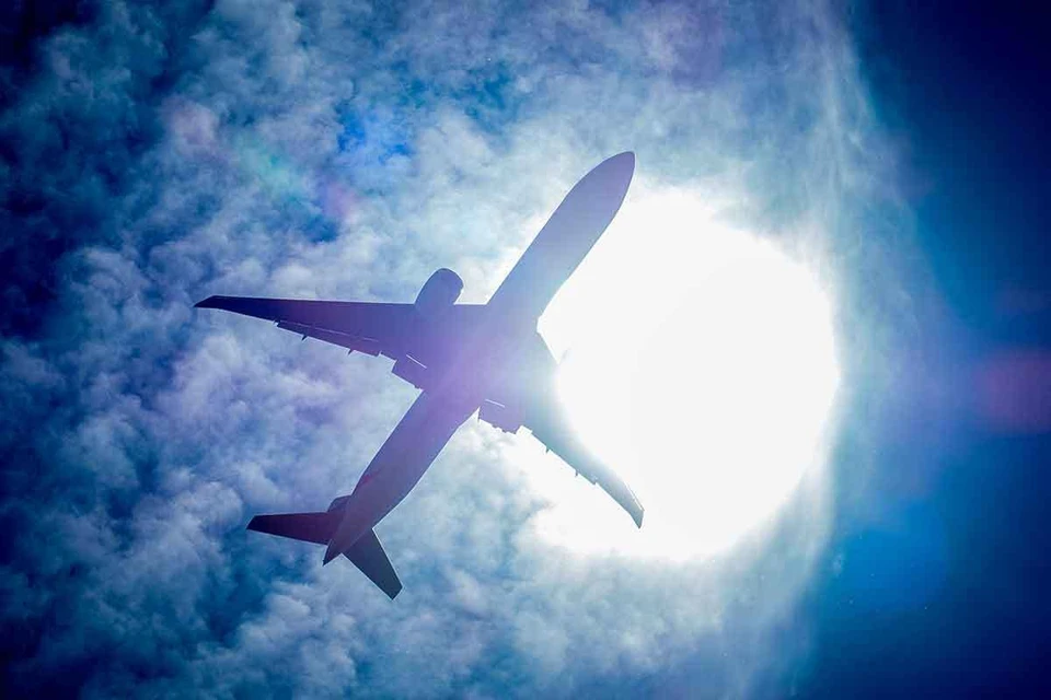 У авиалайнера загорелся один из двух двигателей. Штатная система пожаротушения на борту справилась. Но вернуться в аэропорт самолет моментально не мог.