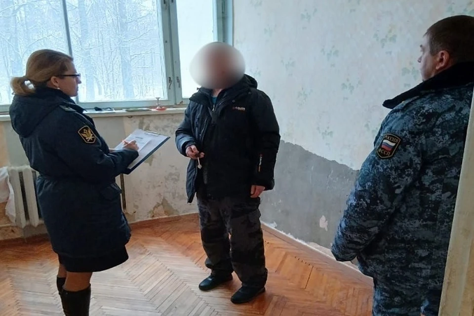 Попасть в квартиру мужчине помогли приставы. Фото: УФССП по Ярославской области.