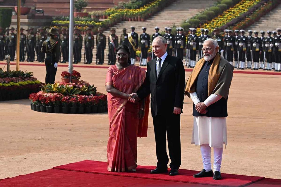 Владимира Путина приветствуют президент Индии Драупади Мурму и премьер-министр Нарендра Моди