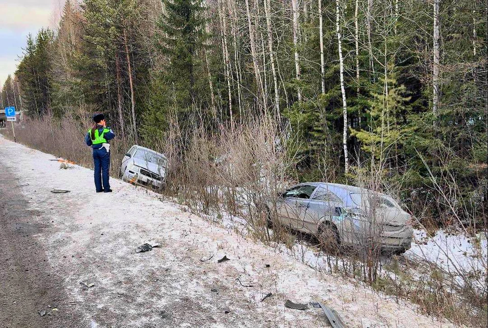 На Серовском тракте столкнулись три легковых автомобиля и грузовик, пострадал один человек. Фото: Госавтоинспекция Свердловской области