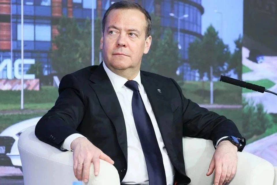 Медведев в шутку предложил США отправить подлодки к берегам Франции