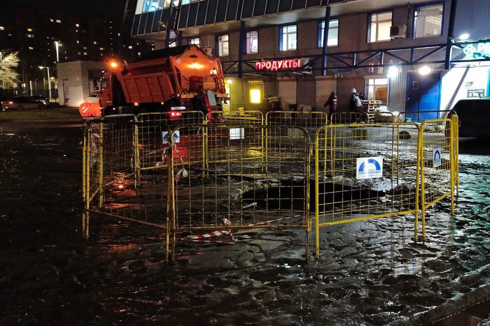 В Петербурге случился обвал асфальта. Фото: t.me/VDKSPB