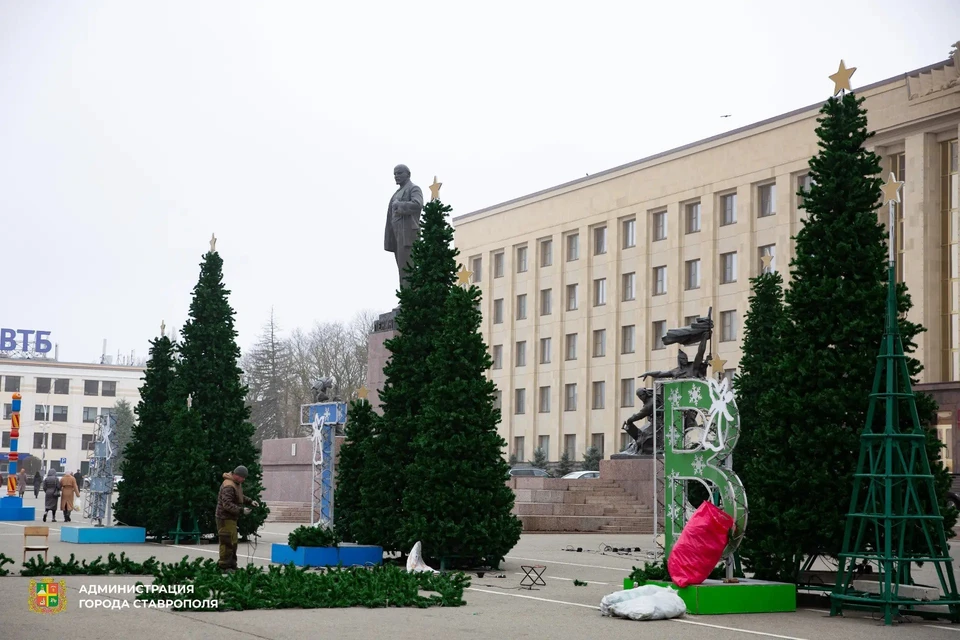 «Сказочный лес» из 34 искусственных елей устанавливают в центре Ставрополя. Фото: администрация Ставрополя