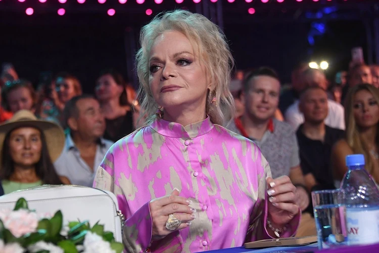 «Вернулась в новогодние эфиры»: Лариса Долина после громкого скандала появилась на «Песне года»