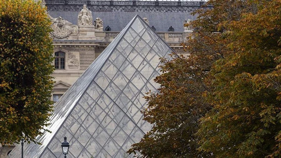 Figaro: в Лувре прорыв трубы повредил сотни древних египетских книг и документов