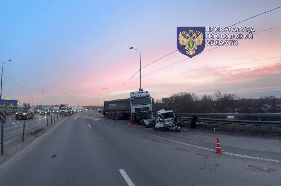 Водитель грузовика не справился с управлением в Подмосковье, есть погибшая