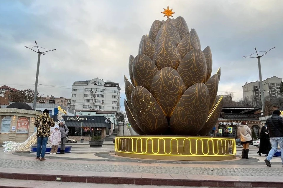 Уже сейчас, гуляя по центру, можно поймать это особенное новогоднее чувство.