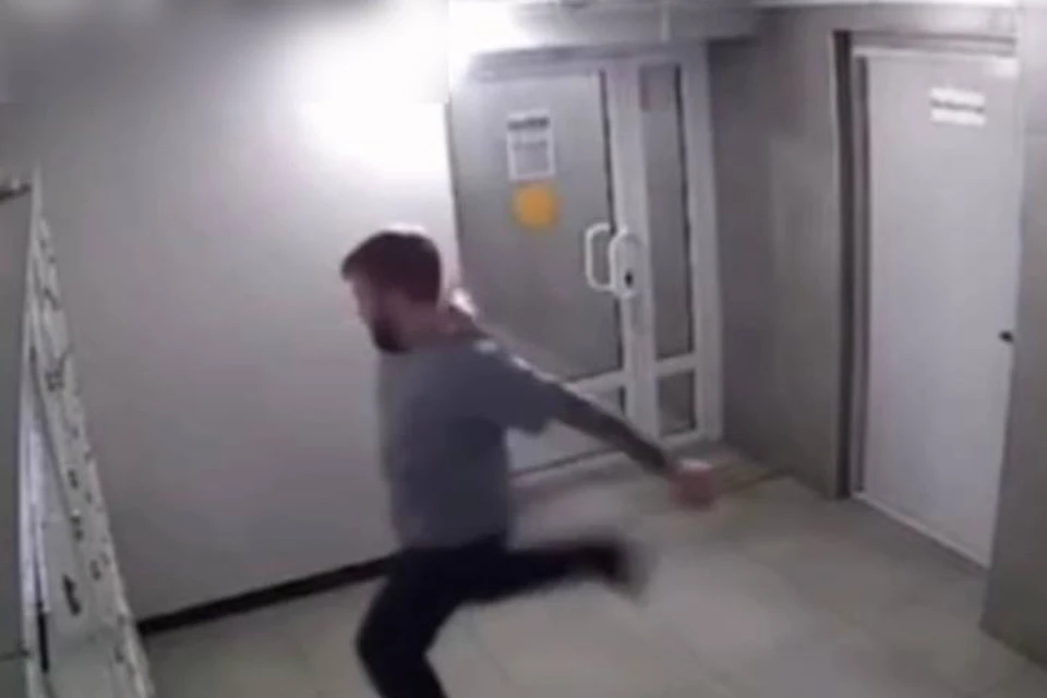 В Иркутске в подъезде дома неизвестный оторвал батарею, из-за чего затопило лифт