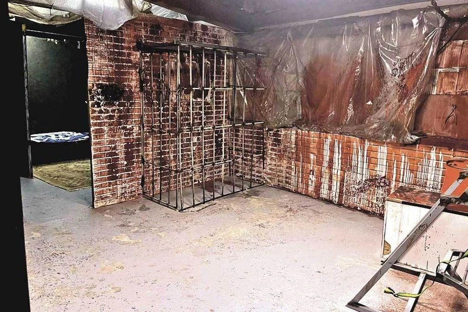 Четверо детей были заперты в клетке. Фото: t.me/moscowproc