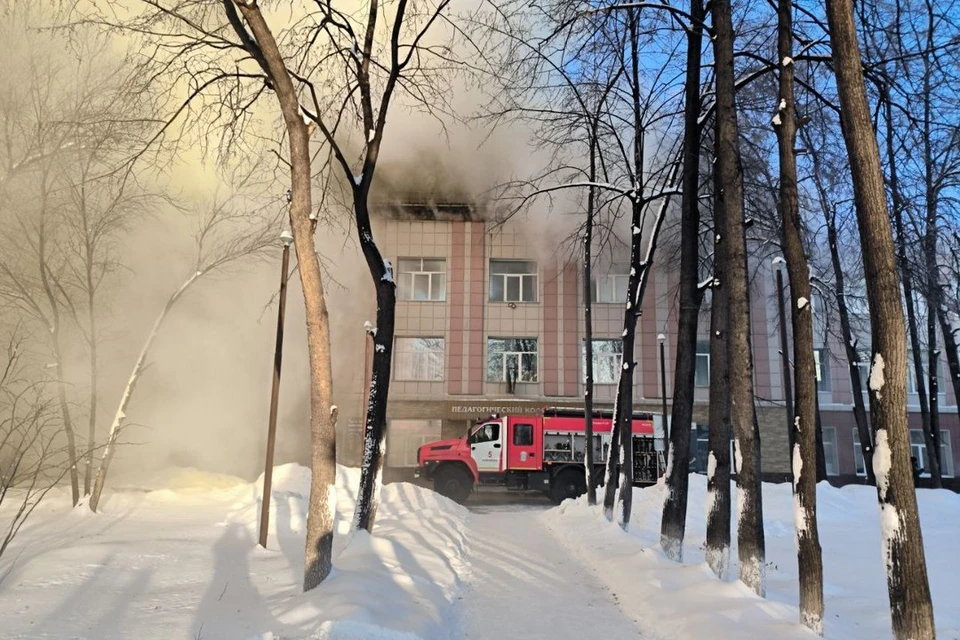 В гардеробе Новосибирского педколледжа во время пожара выдавали куртки по номеркам.