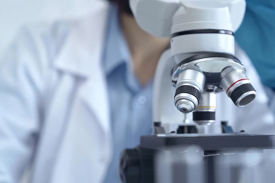 Как пояснил академик Гинцбург в разговоре с «Комсомольской правдой», тестовые вакцины выпущены, чтобы оценить эффективность способа производства, понять, насколько хорошо функционирует оборудование, налажены процессы. Фото: Volha_R/Shutterstock/Fotodom