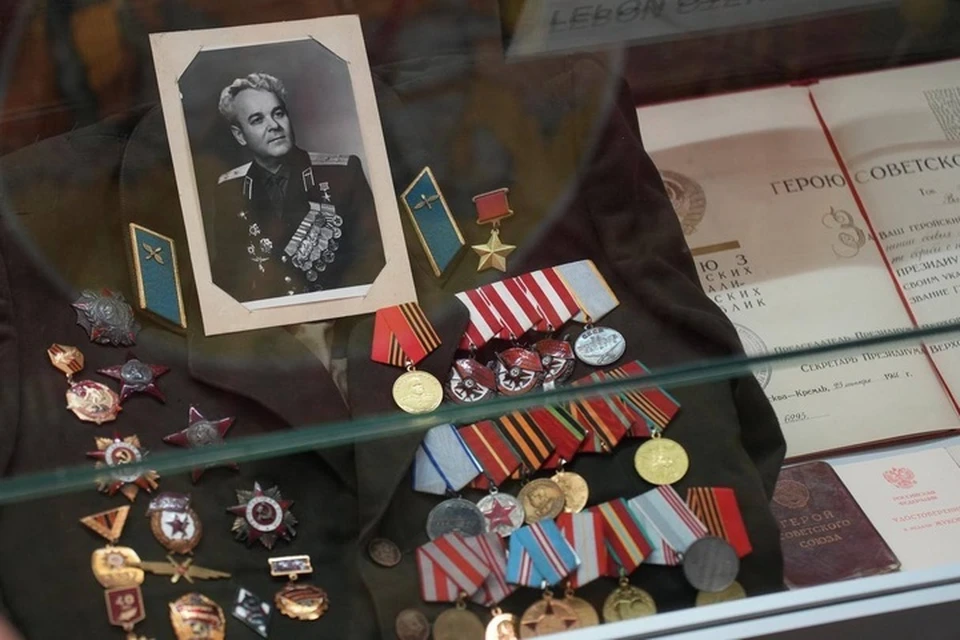 Китель героя-летчика Василия Козловского стал экспонатом Мелитопольского краеведческого музея. Фото: тг-канал Евгения Балицкого