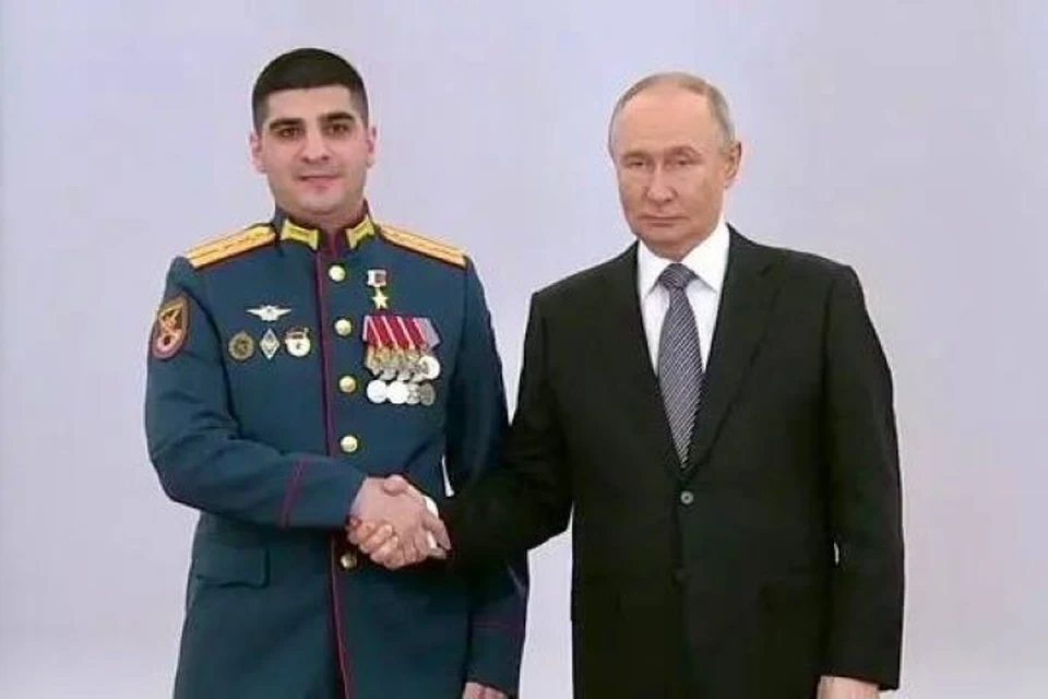 Путин вручил звезду Героя России офицеру Сергею Терзияну из Сочи. Фото: t.me/agproshunin