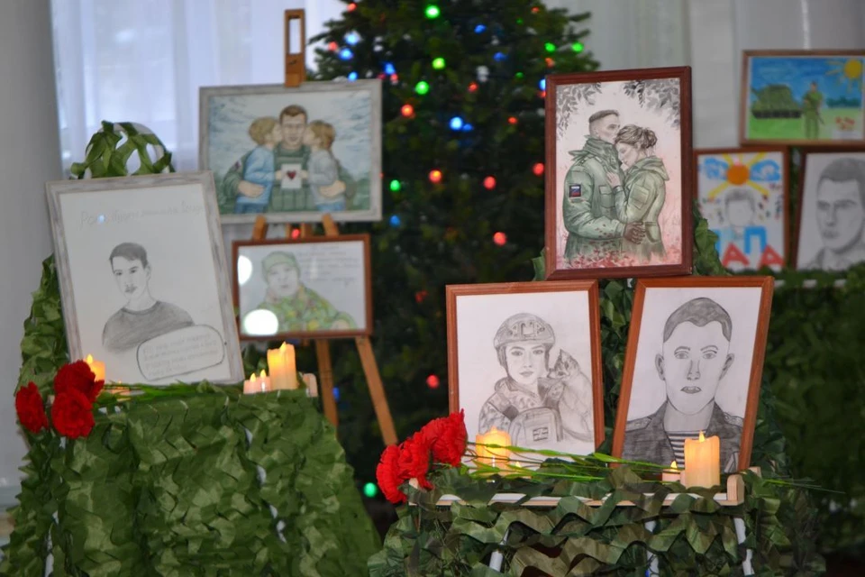 В Новошахтинске дети нарисовали портреты героев СВО и написали о них истории.