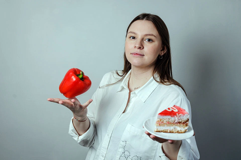Новогодние праздники, наполненные конфетами, мандаринами и хлебосольными встречами – это всегда опасность для фигуры. Но далеко не всегда виноваты именно сладости.